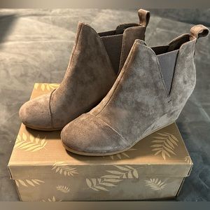 New in box Dunes Memory Foam Zoey ankle boot wedges taupe booties